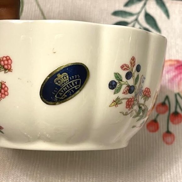 Aynsley "Somerset" Lidded Trinket Bowl with Butterfly Handle Bone China - Picture 6 of 11